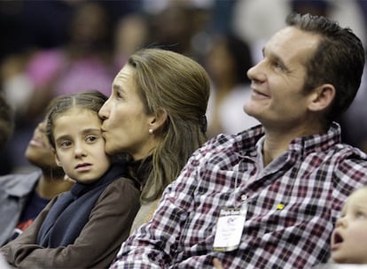 La Infanta Elena, que pasa unos días en Washington, decidió ayer pasar la tarde en el baloncesto. Acompañada por su hija Victoria Federica y su cuñado, Iñaki Urdangarín, doña Elena animó a José Manuel Calderón, el español que juega en los Toronto Raptors, equipo que se enfrentaba a los Washington Wizards y que logró la victoria 107-109.