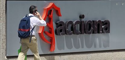 Un trabajador entrando en la sede de Acciona en Madrid.