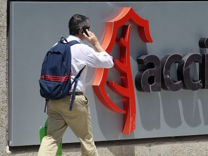 Un trabajador entrando en la sede de Acciona en Madrid.