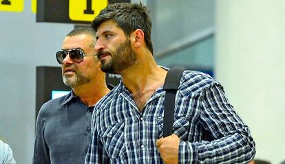 George Michael y Fadi Fawaz, en 2012 en el aeropuerto de Barcelona.