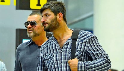 George Michael y Fadi Fawaz, en 2012 en el aeropuerto de Barcelona.