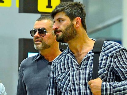 George Michael y Fadi Fawaz, en 2012 en el aeropuerto de Barcelona.