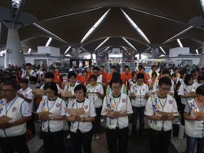 Orações pelos desaparecidos no aeroporto de Kuala Lumpur.
