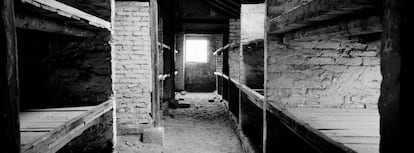 El interior de una de las barracas en las que malvivían los prisioneros de Auschwitz II (Birkenau) en Oswiecim, Polonia. Los que superaban la revisión inicial pasaban una cuarentena y luego se le enviaba a los campos de trabajo (Auschwitz I y III). Los judíos que trabajaban en las cámaras de gas y los crematorios (los Sonderkommandos) eran ejecutados de manera periódica y sustituidos por otros. En octubre de 1944, organizaron un levantamiento con explosivos que habían conseguido en una fábrica de armas. Volaron el crematorio IV y trataron de huir en medio de la confusión. 250 fueron capturados y ejecutados de manera inmediata.