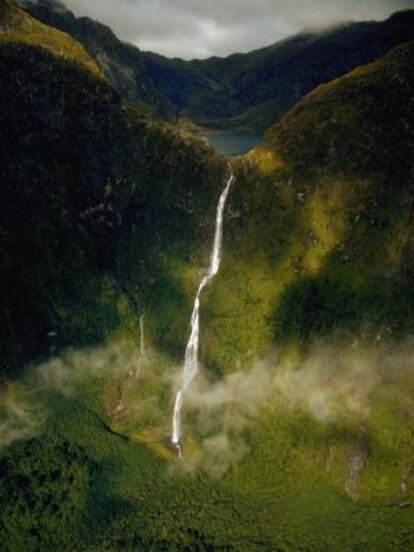 Panorámica de las cascadas Sutherland, en el fiordo de Milford, en la isla Sur de Nueva Zelanda.