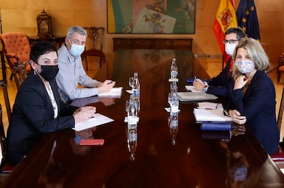 El ministro de la Presidencia, Félix Bolaños, y la vicepresidenta segunda, Yolanda Díaz, durante su reunión con Oskar Matute y Mertxe Aizpurua, de EH Bildu.