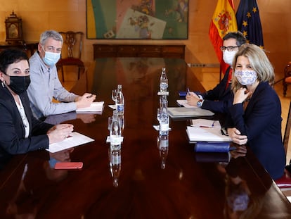 El ministro de la Presidencia, Félix Bolaños, y la vicepresidenta segunda, Yolanda Díaz, durante su reunión con Oskar Matute y Mertxe Aizpurua, de EH Bildu.