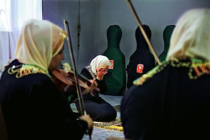 Una integrante de la Orquesta durante su momento de oración.