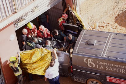 La Guardia Civil lleva el cuerpo de uno de los fallecidos durante las inundaciones, este jueves en Valencia.