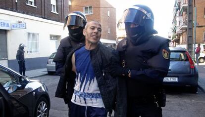 Dos policies detenen Lahcen Ikassrien el juny passat.