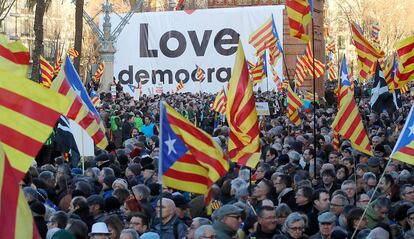 Manifestants al Passeig Lluís Companys esperen l'arribada de l'expresident Artur Mas i de les exconselleres Joana Ortega i Irene Rigau.