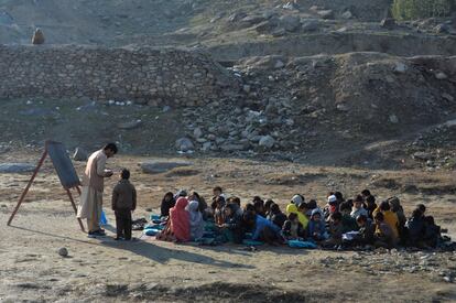 Alumnos afganos asisten a una clase al aire libre en Laghman (Afganistán).