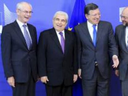 Los presidentes de la Comisión Europea, José Manuel Durao Barroso (2-d), del Consejo Europeo, Herman Van Rompuy (i), del Parlamento Europeo, Martin Schulz (d) y de la presidencia de turno de la UE, Dimitris Christofias (2-i).