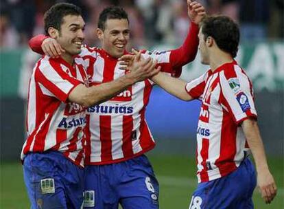 Carmelo González celebra con sus compañeros el gol ante el Valladolid