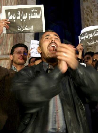 Seguidores del movimiento opositor egipcio "Kefaya" -que une a panarabistas, izquierdistas e intelectuales-, gritan eslóganes durante una protesta realizada contra las enmiendas constitucionales en El Cairo.