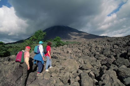 Una cordillera volcánica proporciona empaque al paisaje interior de Costa Rica y, sobre todo, una abrumadora riqueza de vida natural. El volcán Arenal (en la foto) es uno de los puntos imprescindibles de este recorrido: aunque permanezca dormido, sigue mereciendo una peregrinación senderista.