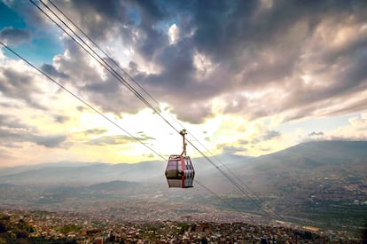El metrocable de Medellín sobrevuela la ciudad colombiana.