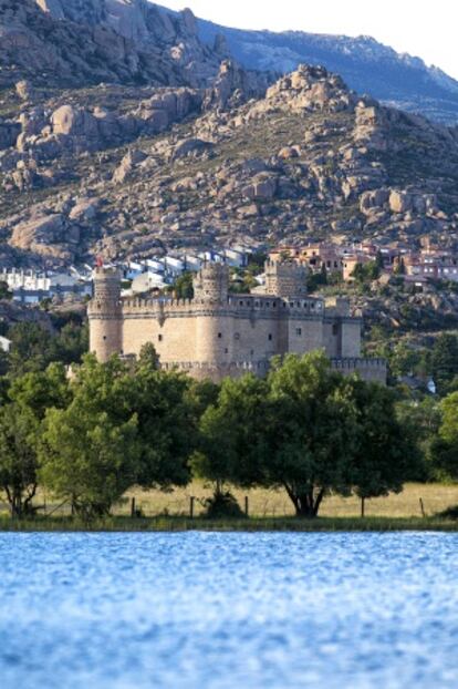 Castillo de Manzanares el Real, desde el embalse de Santillana.