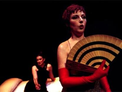 Delante, Rosa López, y al fondo, Lola López, en 'Ilusionistas'.
