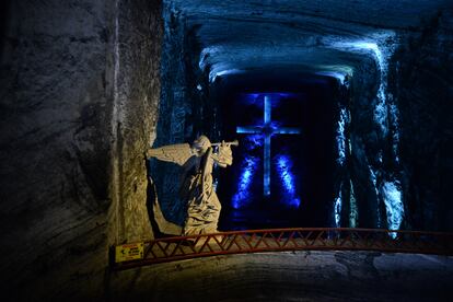 En el interior de la mina, el templo recibe a los turistas con tres naves que representan el nacimiento, la vida y la muerte de Cristo en la tradición católica.