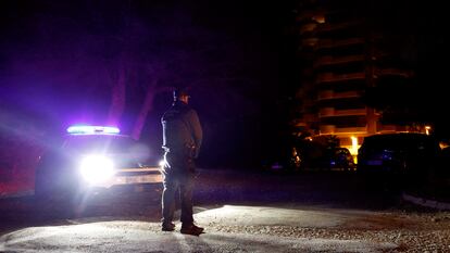 A civil guard at the scene of the discovery of three bodies in El Saler (Valencia), on February 27.
