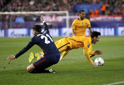 El centrocampista belga del Atlético de Madrid Yannick Ferreira Carrasco (i) después de la falta a Lionel Messi del Barcelona.