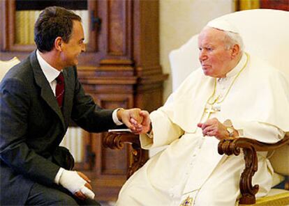 El presidente español, Rodríguez Zapatero, estrecha la mano al papa Juan Pablo II durante su visita al Vaticano el pasado mes de junio.