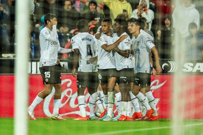 Los jugadores del Valencia celebran un gol en el partido contra el Betis, en Mestalla este jueves.