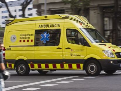 Una ambulancia del SEM en el paseo de Gràcia de Barcelona.