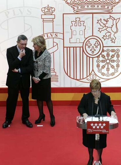 Esperanza Aguirre y Alberto Ruiz-Gallardón charlan durante el discurso de Soledad Mestre.