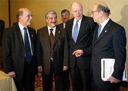 El presidente de la Fed (derecha) conversa con sus colaboradores y con su homólogo iraquí en Boca Ratón.