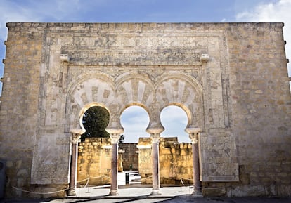 El primer califa omeya de Córdoba, Abderramán III, ordenó construir en el año 936 una “ciudad resplandeciente”, que es lo que significa Madinat al-Zahra. Fue una ciudad fastuosa en la que se materializó el esplendor y el lujo del reino, pero el sueño fue breve, ya que fue destruida en 1010, en la guerra que acabó con la dinastía de los Omeya. Situada a unos ocho kilómetros de Córdoba, en las estribaciones de sierra Morena, Medina Azahara se puede visitar de martes a domingo (entrada gratuita). Más información: <a href="http://www.museosdeandalucia.es/cultura/museos/CAMA/" target="">www.museosdeandalucia.es.</a>