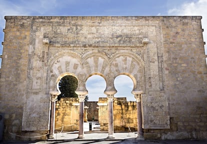 El primer califa omeya de Córdoba, Abderramán III, ordenó construir en el año 936 una “ciudad resplandeciente”, que es lo que significa Madinat al-Zahra. Fue una ciudad fastuosa en la que se materializó el esplendor y el lujo del reino, pero el sueño fue breve, ya que fue destruida en 1010, en la guerra que acabó con la dinastía de los Omeya. Situada a unos ocho kilómetros de Córdoba, en las estribaciones de sierra Morena, Medina Azahara se puede visitar de martes a domingo (entrada gratuita). Más información: <a href="http://www.museosdeandalucia.es/cultura/museos/CAMA/" target="_blank">www.museosdeandalucia.es.</a>