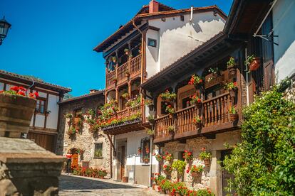 Las calles de Potes, capital de la comarca de Liébana, están repletas de rincones y edificios pintorescos.