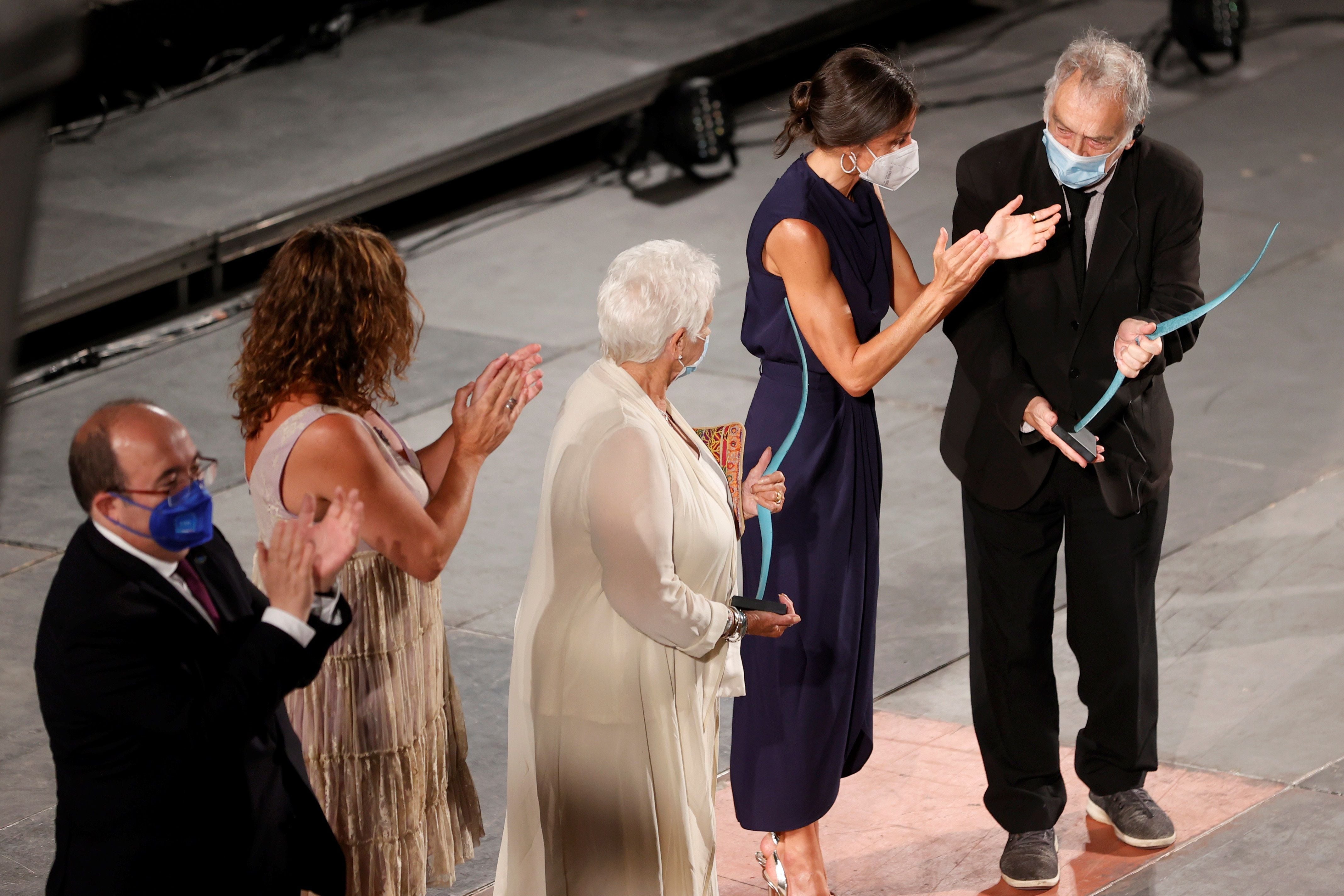 El realizador Stephen Frears y la actriz Judith Dench tras recibir en presencia de la reina Letizia los premios del Atlántida Mallorca Film Fest, el 1 de agosto de 2021.