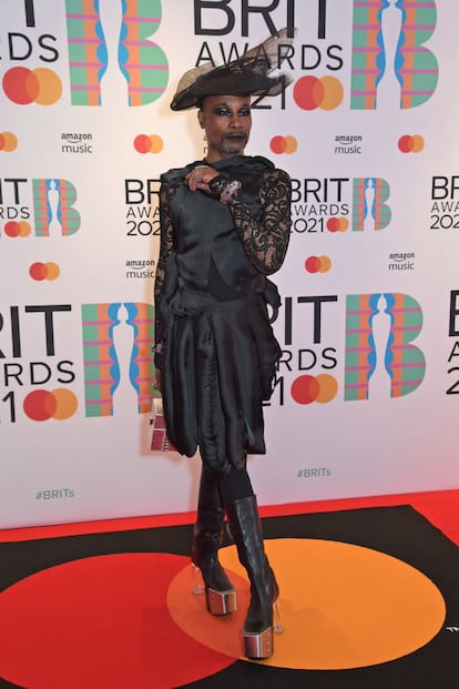 Billy Porter, con vestido de ThreeASFour, sombrero de Stephen Jones y botas de Rick Owens.