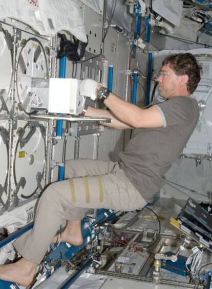 Un astronauta introduce muestras de orina en el primer congelador Melfi de la Estación Espacial el 11 de abril de 2009.