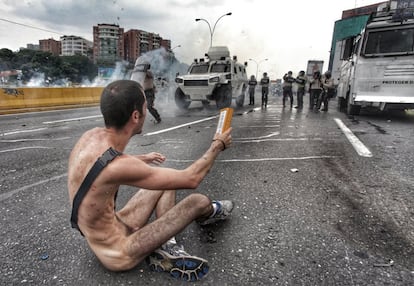 Hans Wuerich, de 27 años, ha sido aclamado como “héroe” en las manifestaciones opositoras contra el Gobierno de Venezuela. Mientras la confrontación arreciaba en esa manifestación, él se desnudó y con una Biblia en la mano se acercó hasta un tanque minado de soldados para pedir el cese del ataque contra opositores. La foto es del 20 de abril de 2017, en Caracas.