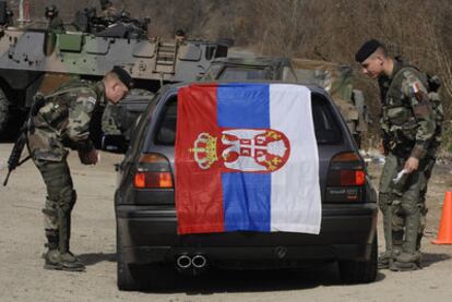 Soldados de las fuerzas de la OTAN detienen un coche con una gran bandera serbia cerca de Jarinje, en Kosovo.