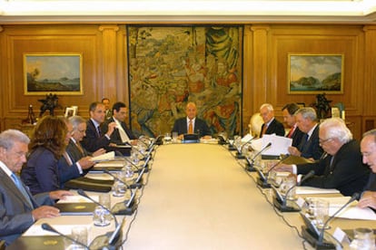 Reunión en el palacio de la Zarzuela del patronato de la Fundación pro Real Academia Española, presidida por el Rey.