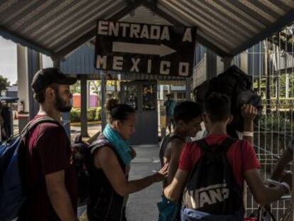 En un gesto histórico, el Gobierno de López Obrador ha ofrecido permisos de residencia por razones humanitarias a todos los migrantes centroamericanos este jueves en la frontera