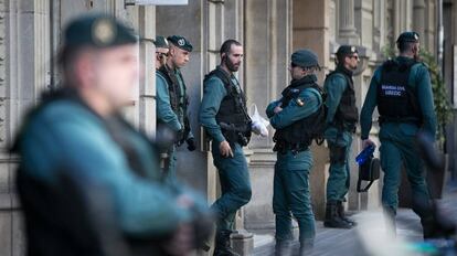 Agentes de la Guardia Civil durante un servicio. 