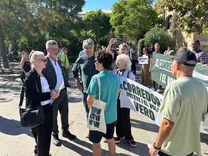 La arquitecta paisajista Kathryn Gustafson, a la izquierda, habla con vecinos de los barrios del sur de Valencia durante su visita este jueves al Parque Central.