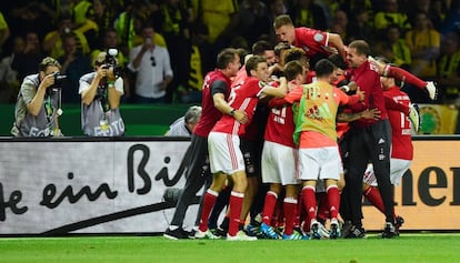 Los jugadores del Bayern celebran el título ante el Borussia Dortmund.