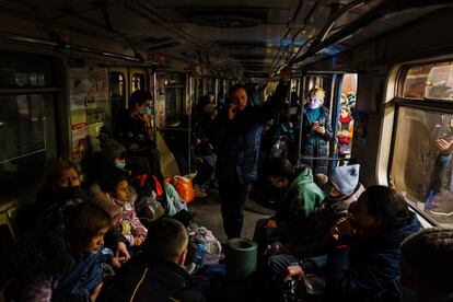 Cientos de personas buscan refugio bajo tierra, dentro de los vagones del tren e incluso en las salidas de emergencia, en la estación de metro, mientras continúa la invasión rusa de Ucrania, en Kharkiv.
