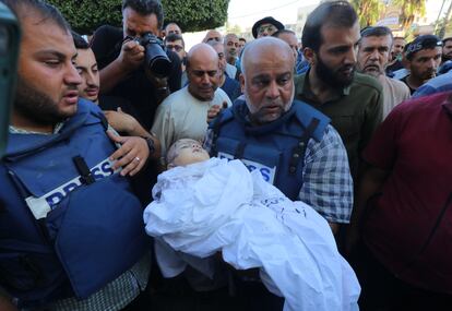 El corresponsal Wael Al Dahdouh, porta el cuerpo sin vida de un familiar muerto tras un ataque israelí en la franja de Gaza, este jueves. 