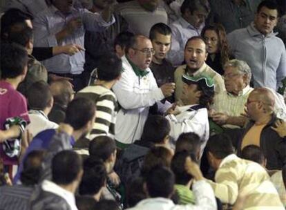 Los aficionados identifican al agresor de Armando, con gorra, en el Ruiz de Lopera.