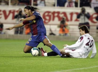 Aitor Ocio comete penalti sobre Ronaldinho, que lanzó la falta máxima y paró el meta del Sevilla.