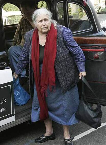 Doris Lessing llegando a su casa en taxi ayer tras hacer unas compras.