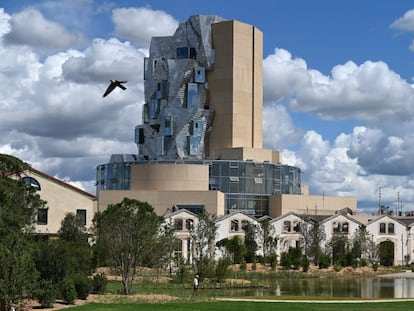 La Torre de Gehry es visible desde todos los puntos de Arlés y sus afueras, convirtiéndose en el nuevo símbolo de esta antigua capital provincial del imperio romano.